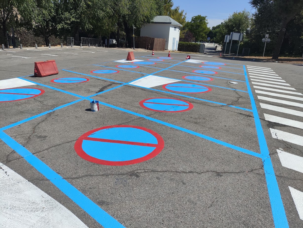 Señalización de plazas de garaje con líneas y símbolos de prohibido aparcar