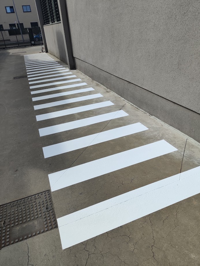 Paso de peatones antideslizante pintado en rampa de garaje