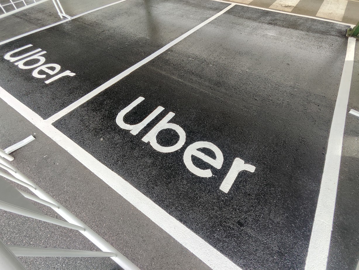 Plaza de parking reservada señalizada con logotipo personalizado